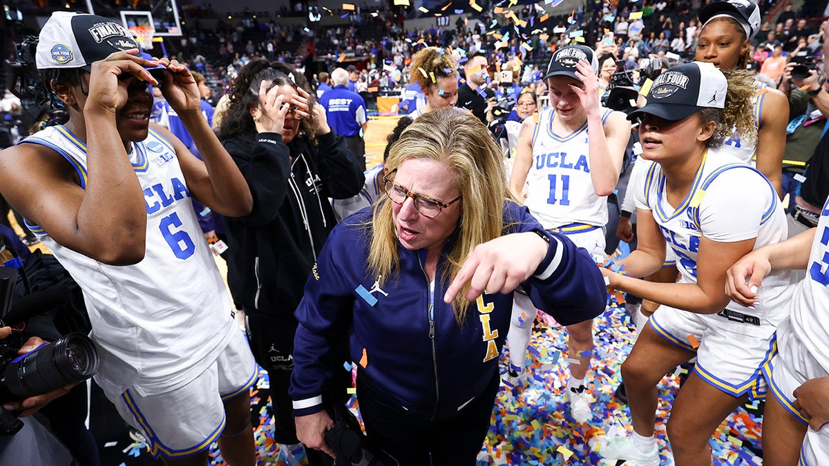 Cori Close with players