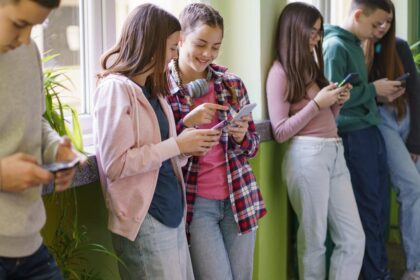 Study Shows Teens Use Phones More Than an Hour a Day at School