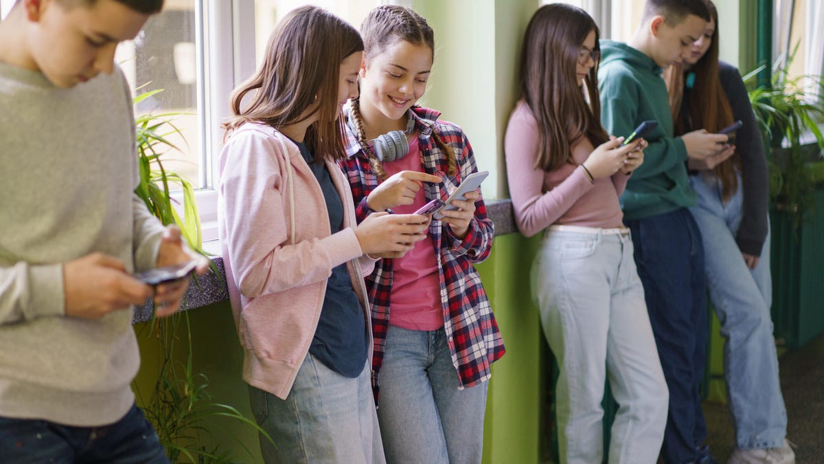 Study Shows Teens Use Phones More Than an Hour a Day at School