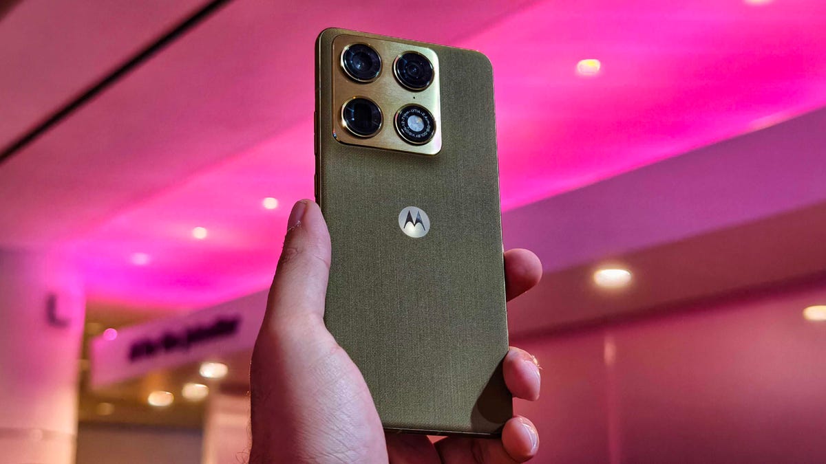The Motorola Signature Is the Moto Phone I’ve Wanted for Years
