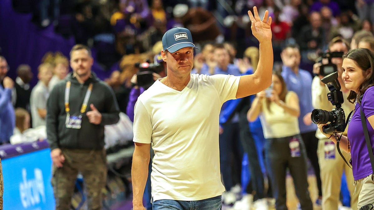 Lane Kiffin waves to the crowd