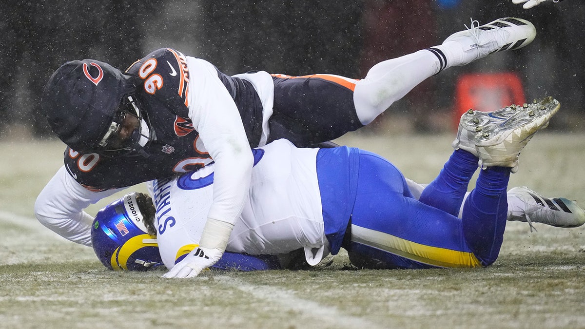Dominique Robinson tackles Matthew Stafford