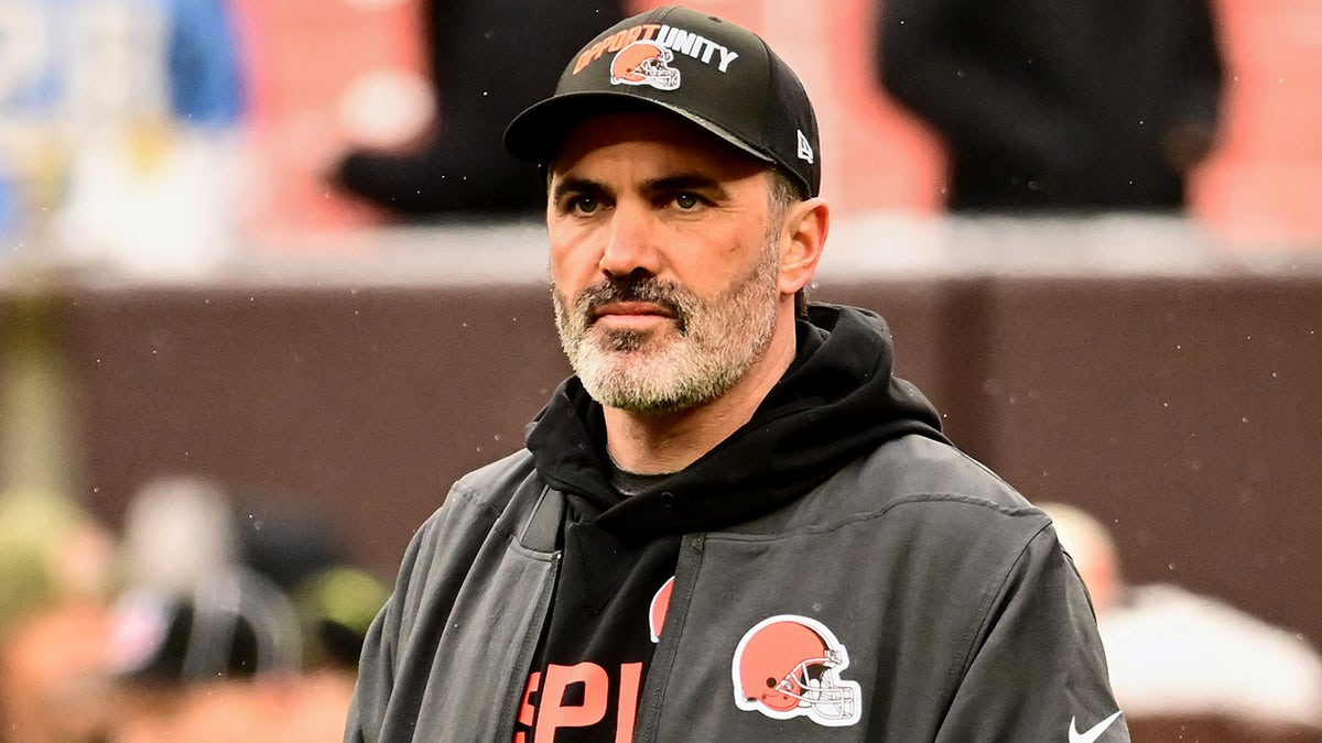 Kevin Stefanski coaches against the Titans