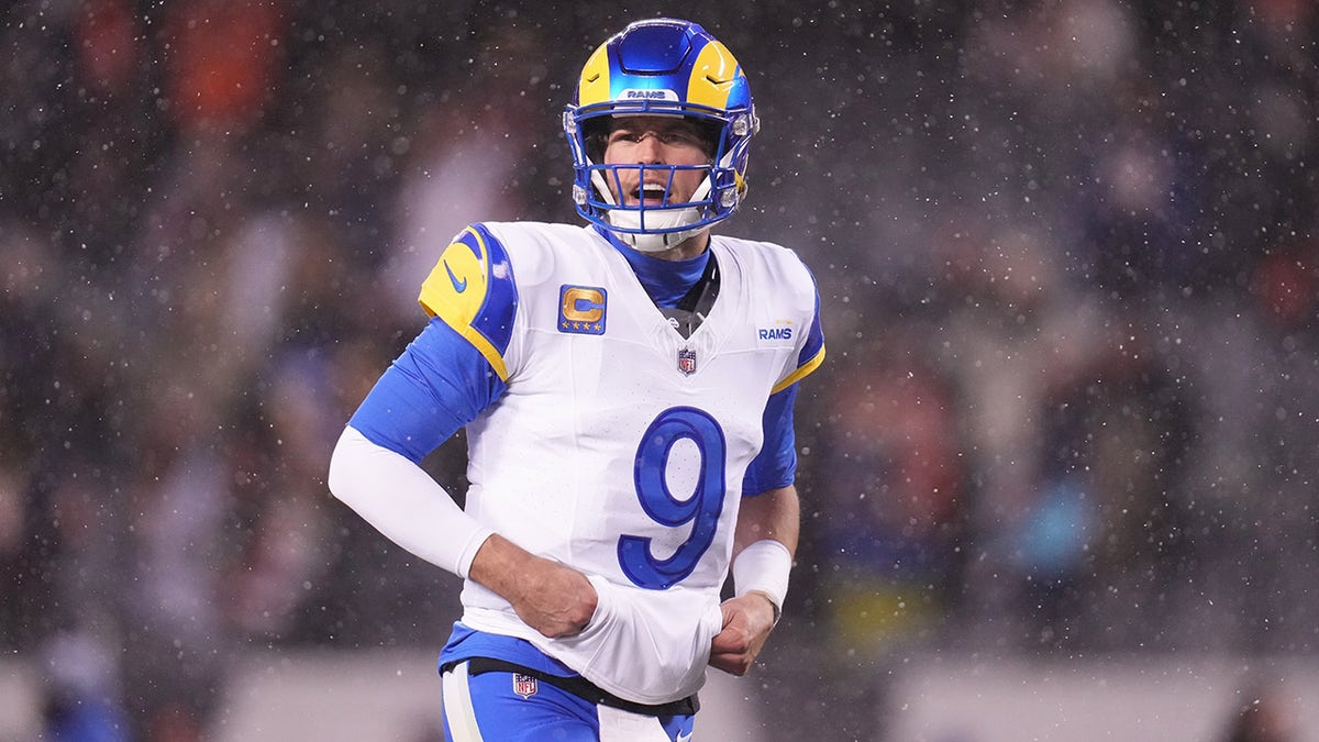 Matthew Stafford warms up in the snow