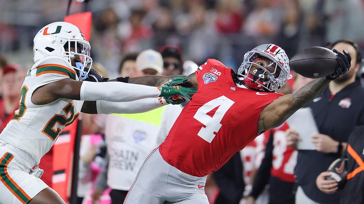 Jeremiah Smith catches a pass