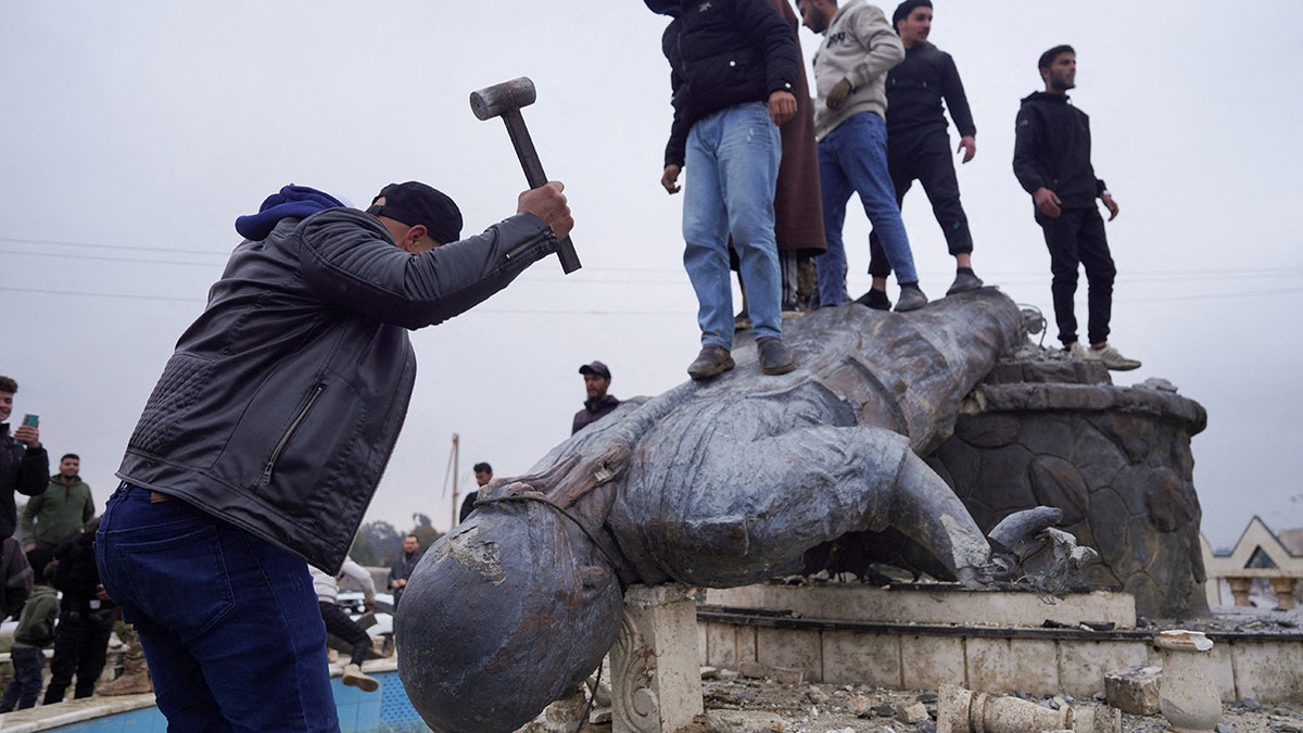 Statue being broken down in Syria.