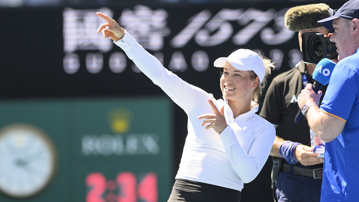 Yulia Putintseva with crowd