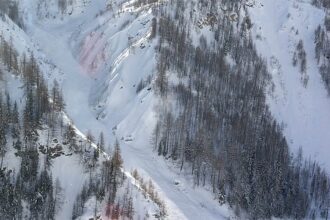 2 skiers killed in avalanche on popular Mont Blanc skiing route near French-Swiss border