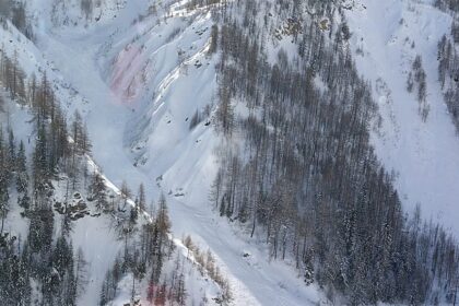 2 skiers killed in avalanche on popular Mont Blanc skiing route near French-Swiss border