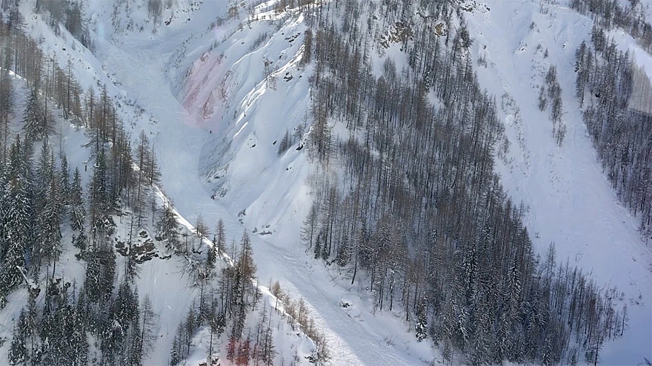 2 skiers killed in avalanche on popular Mont Blanc skiing route near French-Swiss border