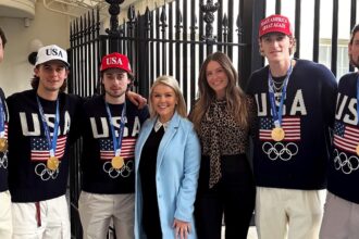 Karoline Leavitt’s White House photo with Team USA hockey stars ignites online fury over MAGA hat