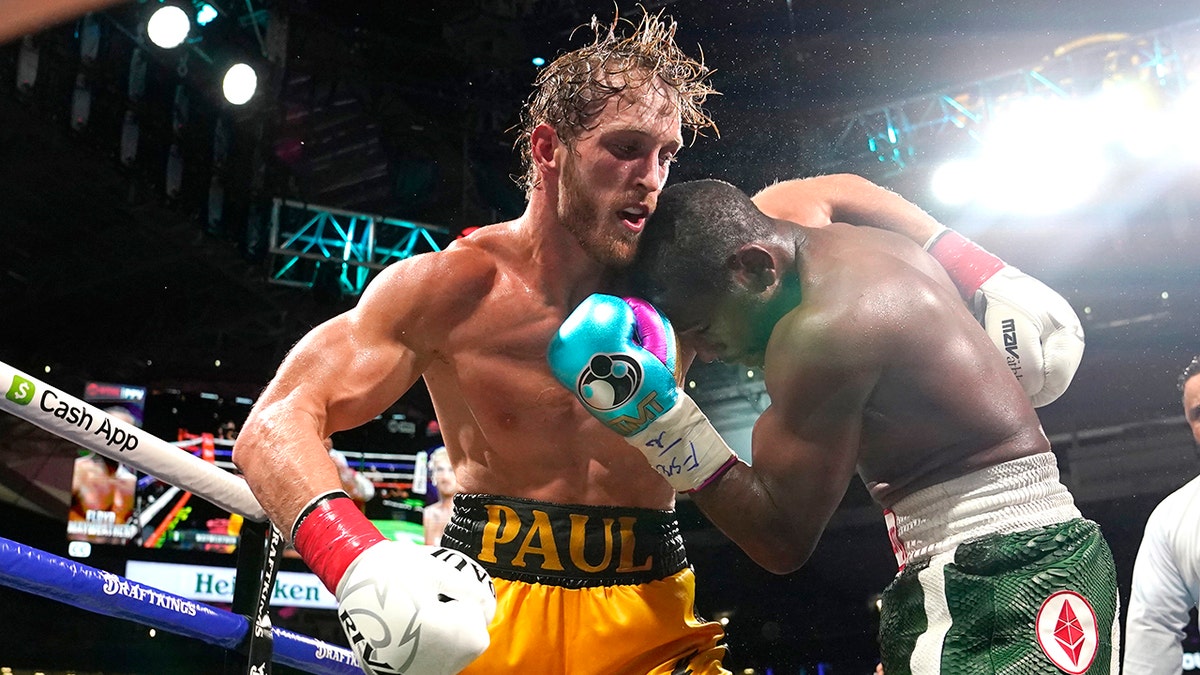 Logan Paul fights Floyd Mayweather