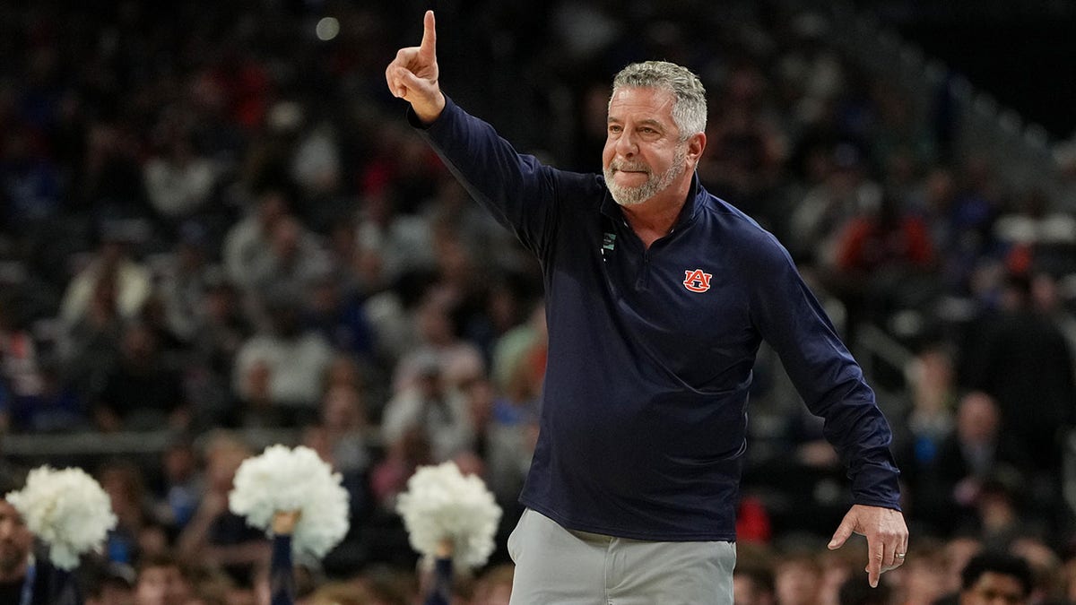 Bruce Pearl on sideline
