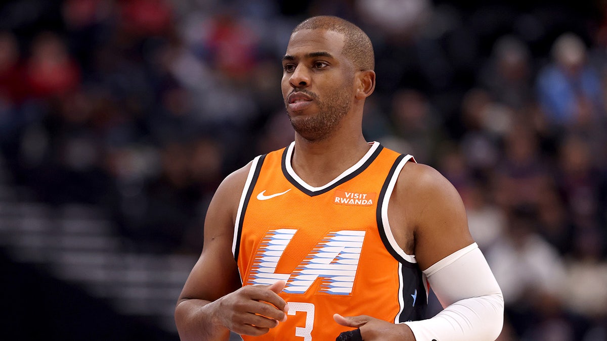 Chris Paul runs on court