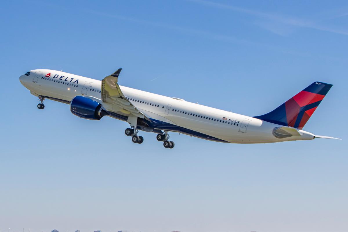 Delta flight makes abrupt U-turn shortly after takeoff due to reported engine smoke