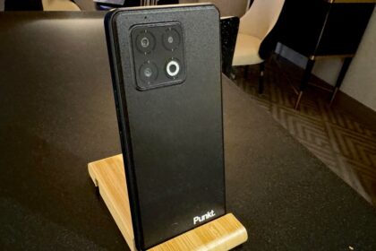 This Phone Stays Charged for Almost a Week by Keeping Your Data Secure