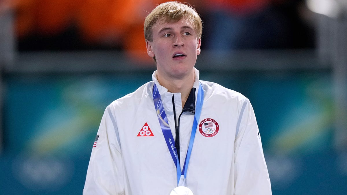 Jordan Stolz with the silver medal