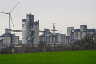 EU executive plans energy price relief for struggling industries