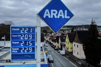 EU ministers weigh oil price cap and windfall tax to rein in prices