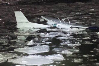 2 rescued after small plane makes emergency landing in Hudson River