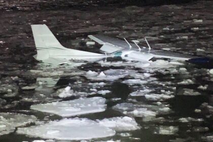 2 rescued after small plane makes emergency landing in Hudson River