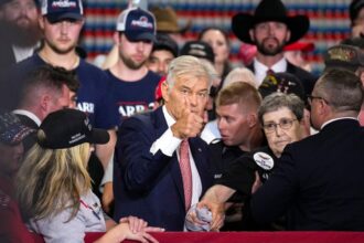 Dr Oz helps older woman who collapsed during Trump’s speech at Kentucky event