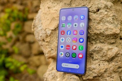 Galaxy S26 Ultra Review: Privacy Display Proves Hardware Still Matters in an AI World