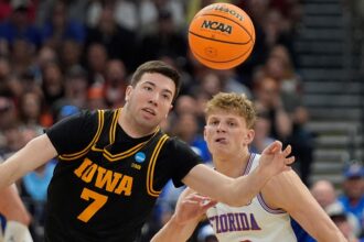 Iowa hits clutch 3-pointer in closing seconds to stun Florida
