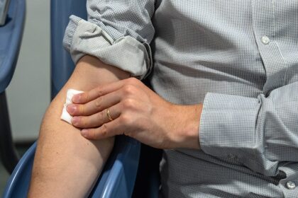 TSA warns shutdown is forcing some workers to draw blood to pay for gas