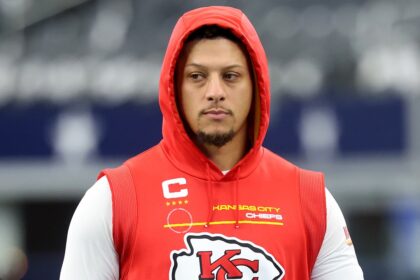 Patrick Mahomes throwing football again three months after ACL tear