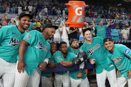 Marlins deliver walk-off win as team’s teal jerseys make season debut