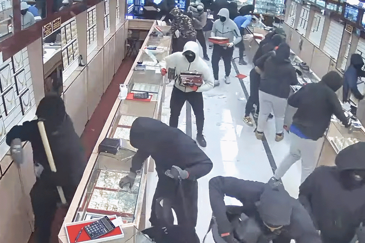 Terrifying moment gang raids jewelry store for .7M in one minute