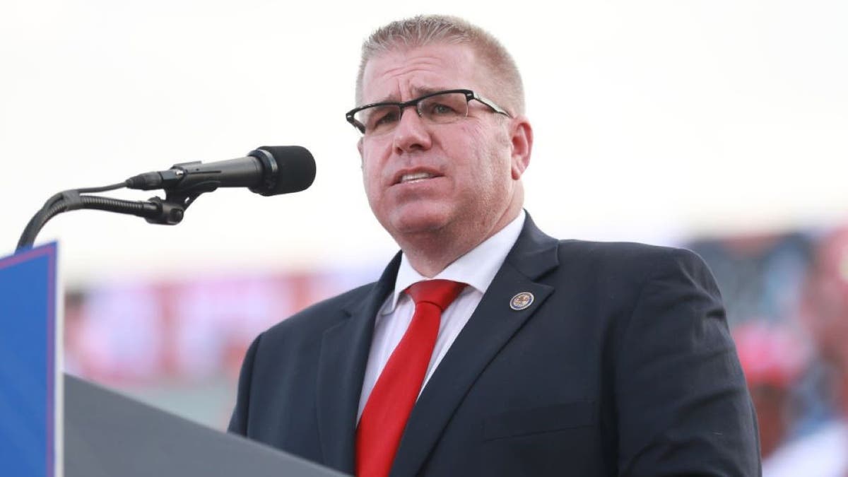 Darren Bailey speaks to a crowd