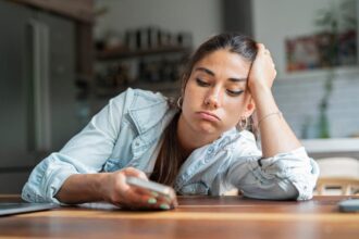 Your Phone Pinging Hijacks Your Brain for 7 Seconds, Study Finds