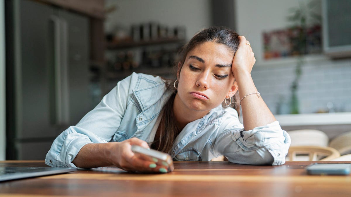 Your Phone Pinging Hijacks Your Brain for 7 Seconds, Study Finds