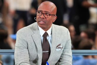 Former UNC basketball star Kenny Smith reacts to Hubert Davis’ firing, shuts down coaching job interest
