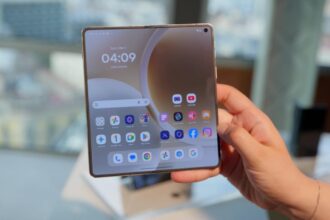 Motorola’s Upcoming Razr Fold Pairs a Massive Battery With a Sleek Design