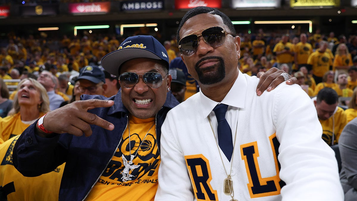 Jalen Rose poses with Mike Epps