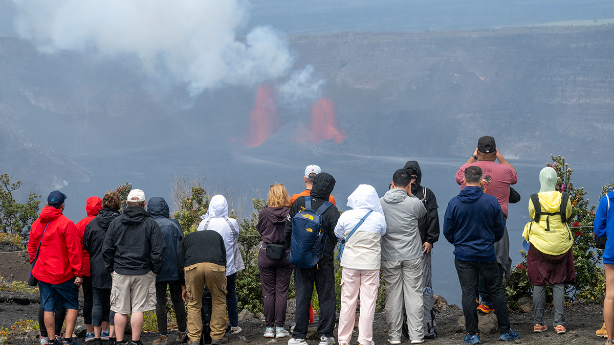 People watch volcano eruption in Hawaii National Park