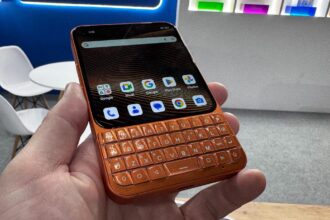 This Tiny Smartphone Packs a Pocket-Friendly Physical Keyboard