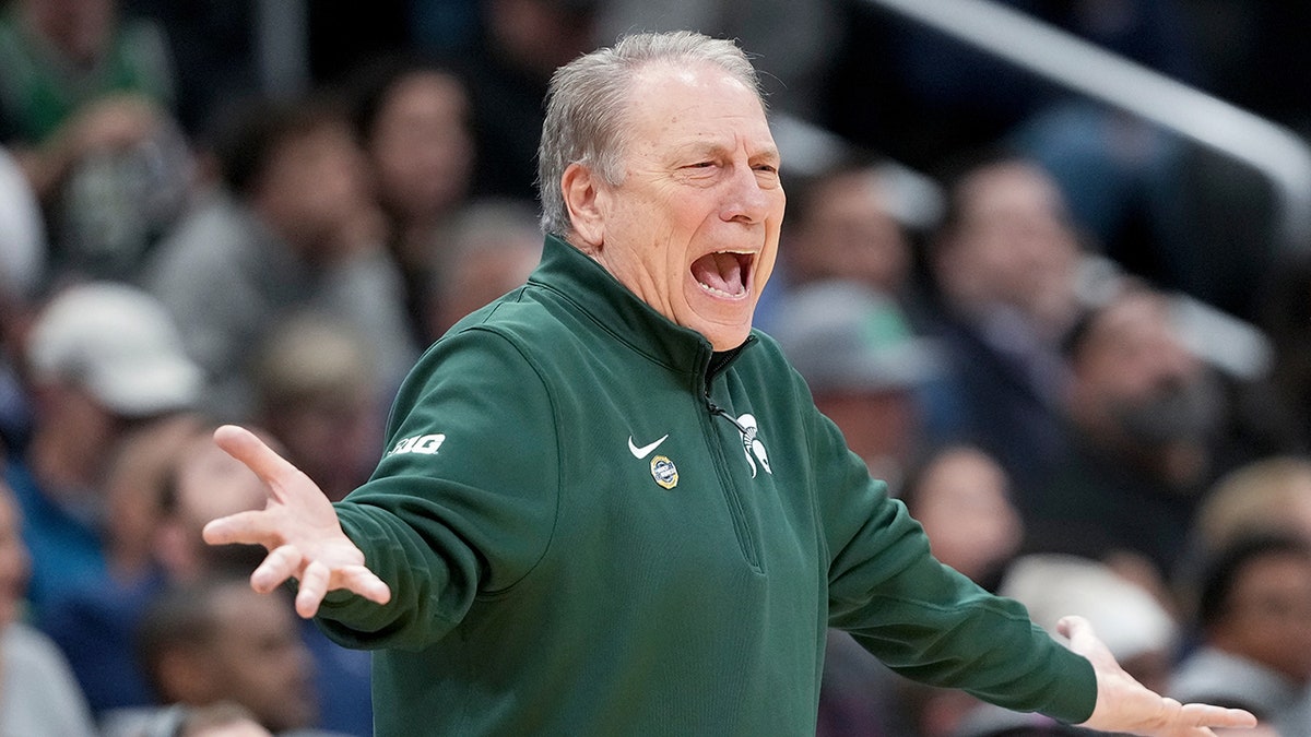 Tom Izzo yells