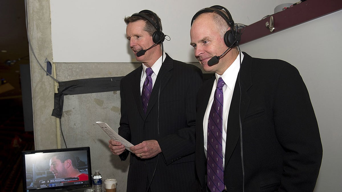 Troy Murray during a Chicago Blackhawks radio broadcast