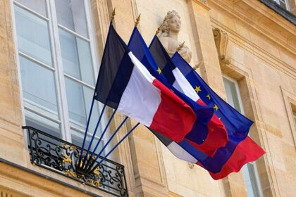 Is it illegal for the French to remove the EU flag from town halls?