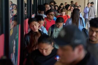 Spain immigration officers cancel strike ahead of migrant amnesty