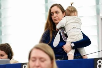 Parliament lets new parent MEPs delegate votes – if they are women