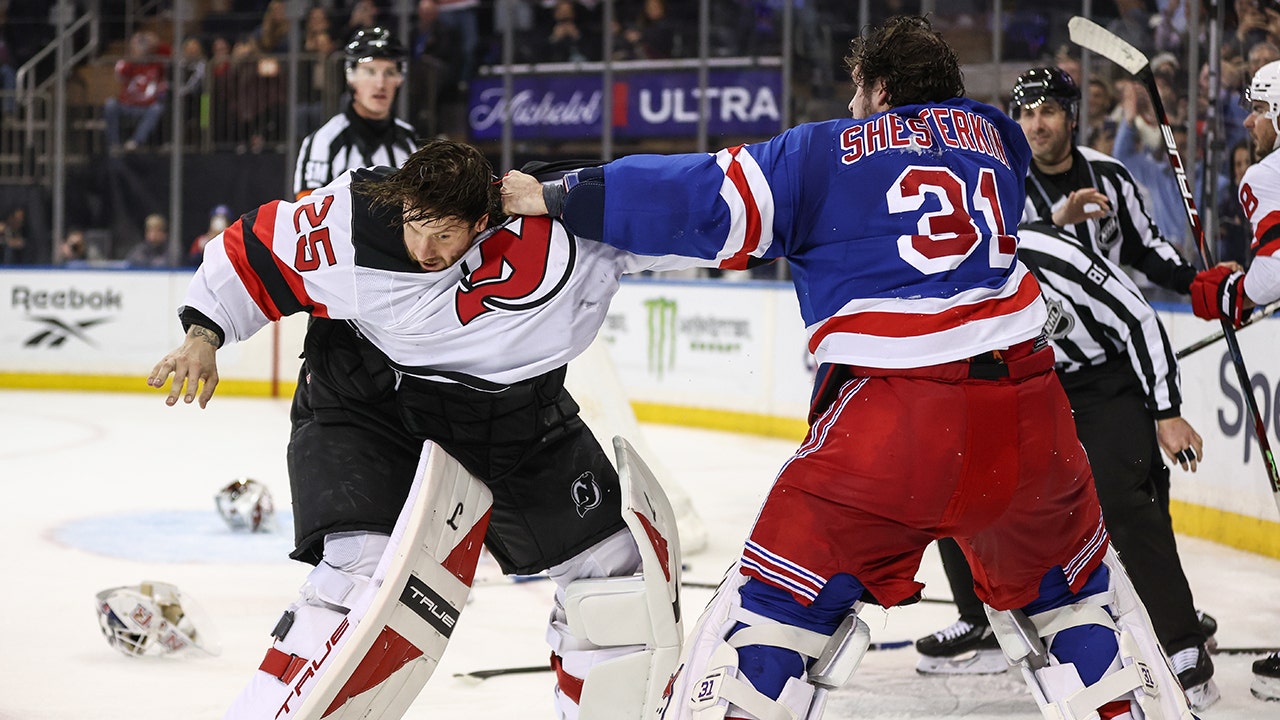 Rangers, Devils goalies battle in wild fight during rivalry matchup