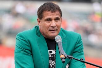 College outfielder has Jose Canseco-like blunder as fly ball bounces off his head for improbable home run