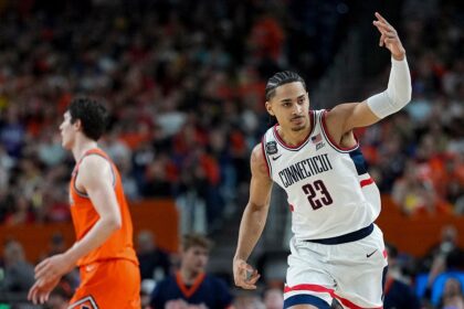 UConn dispatches Illinois to make third men’s national title game in four years