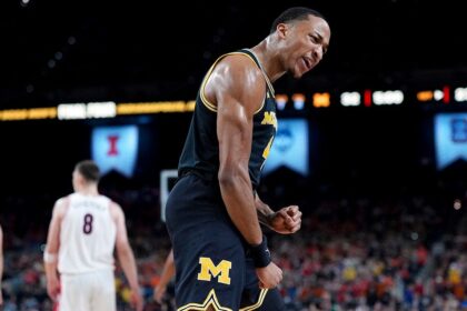 Michigan routs Arizona to advance to men’s national championship, will take on UConn