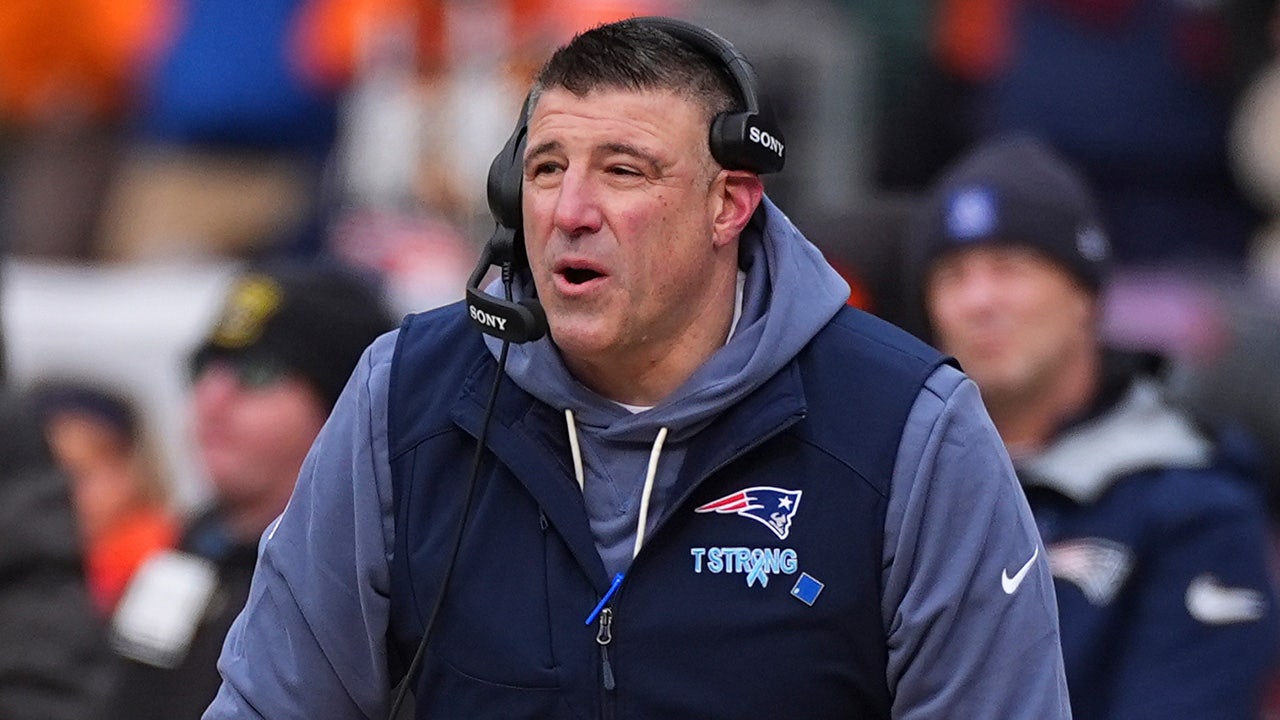 Patriots coach Mike Vrabel responds after photos with New York Times NFL reporter leak